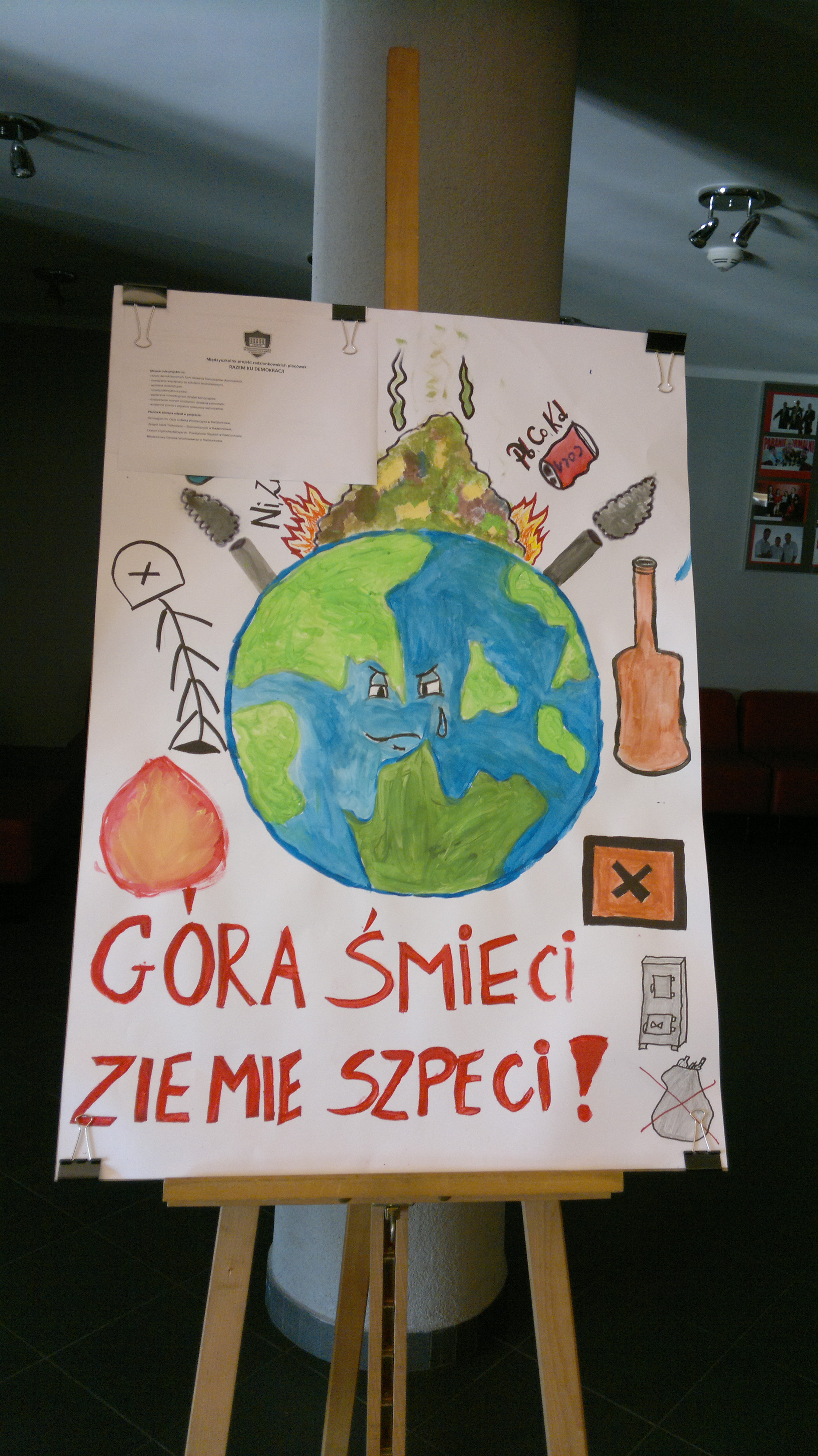 Narysowany przez uczniów plakat z hasłem Góra śmieci ziemie szpeci