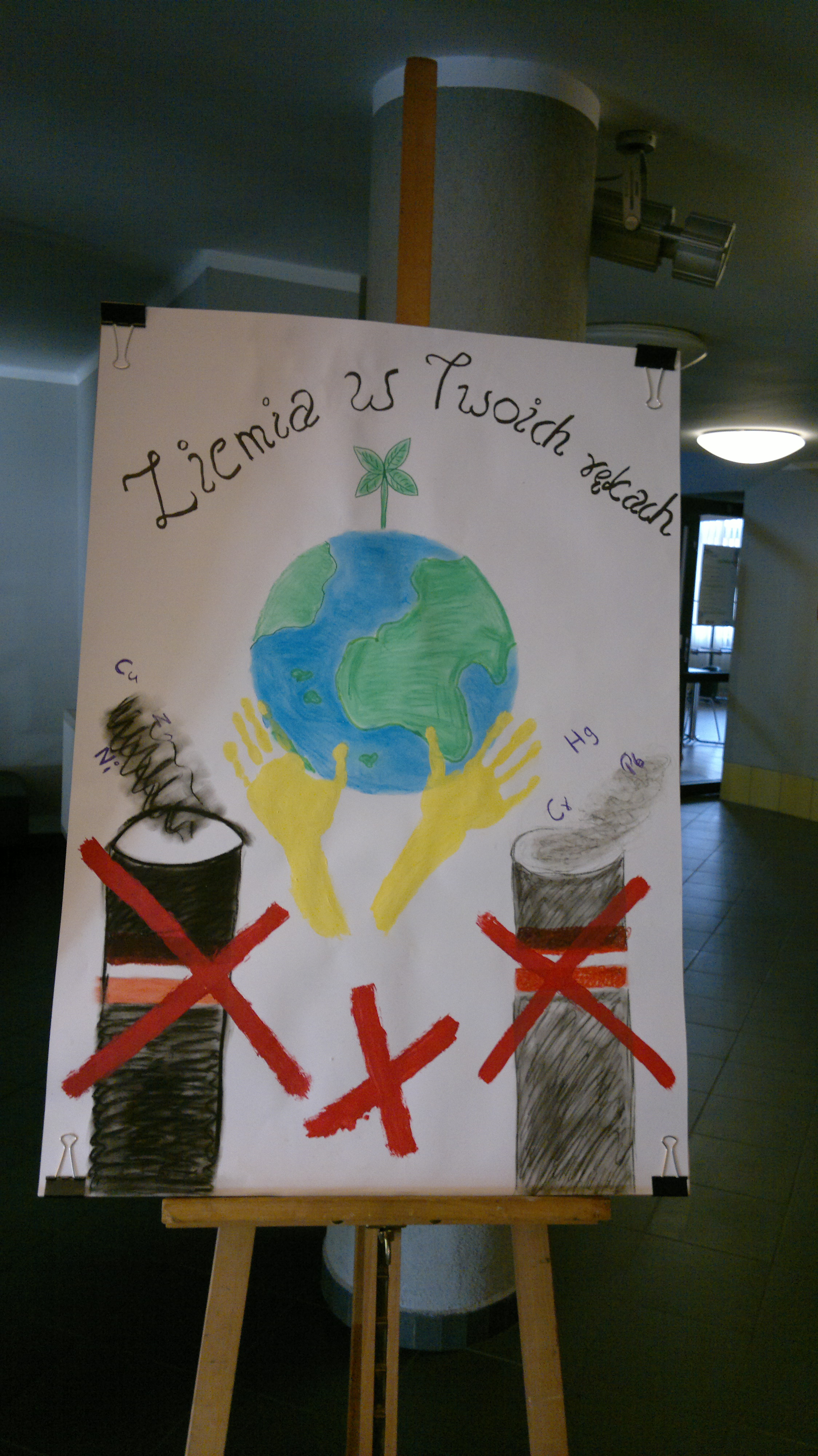 Kolorowy plakat narysowany przez dzieci z napisem ziemia w twoich rękach